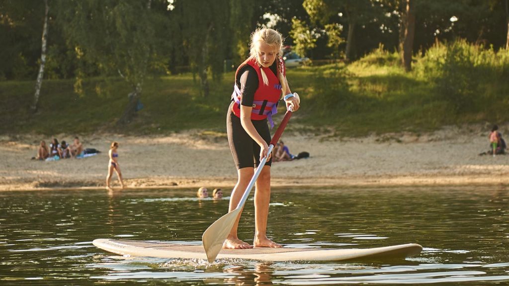 Mädchen auf Supboard