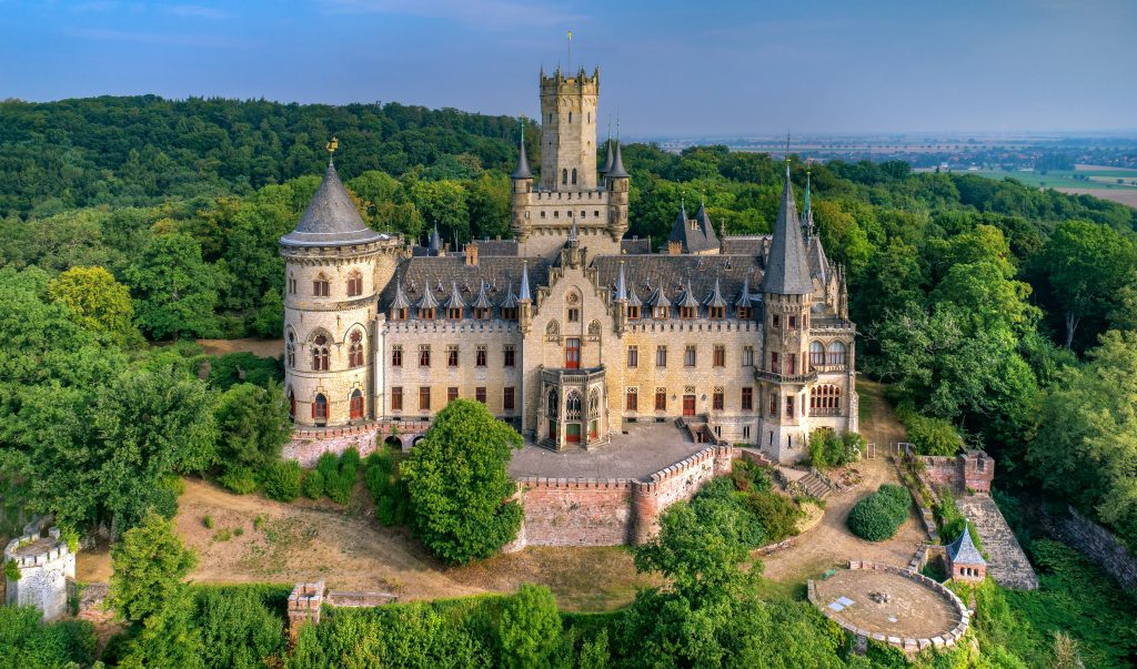 Luftaufnahme Schloss Marienburg, Schloss von vorne, Wald im Hintergrund