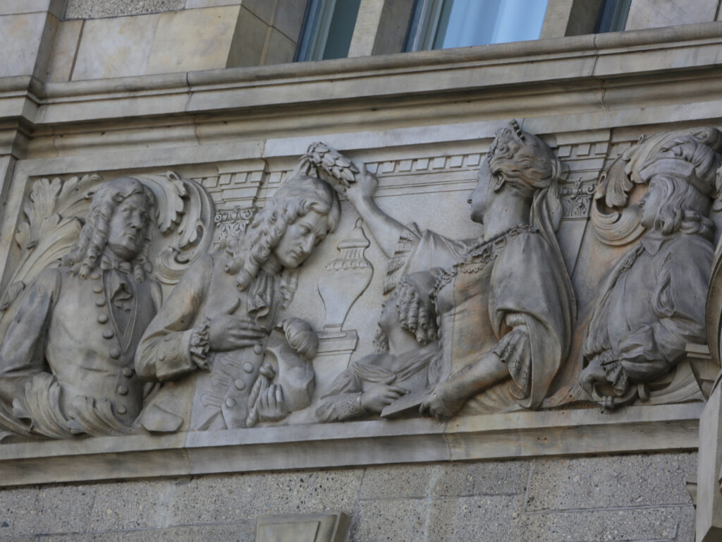 Лейбніц-тур, фриз Лейбніца на Новій ратуші