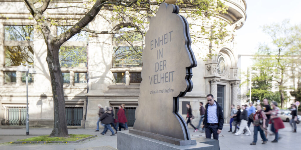 Лейбніц-тур, пам'ятник Лейбніцу на площі Опернплац