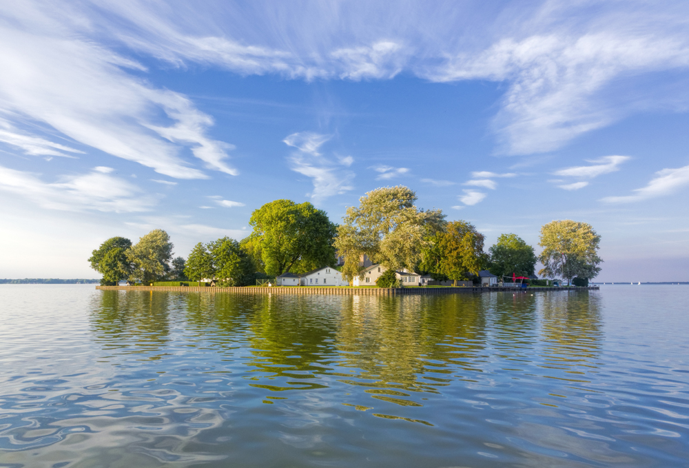Mitten im Steinhuder Meer liegt die mit alten Bäumen bewachsene Insel Wilhelmstein. Auf Ihr befindt sich eine Festung und kleinere Steinhäuser, direkt am Ufer des Sees.