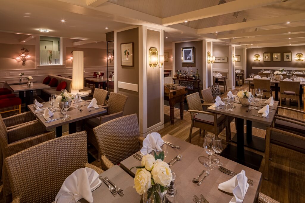 Tischensemble im Restaurant Estragon, beige Farben