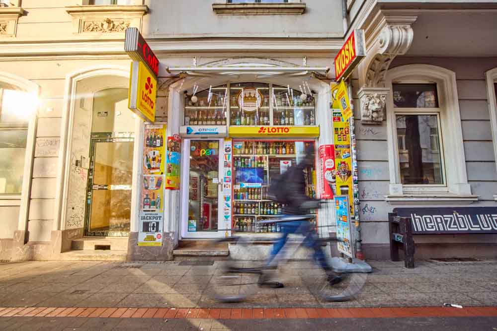 Киоск на Кенигсвортхер-штрассе, 32 использует пешеходную общественность