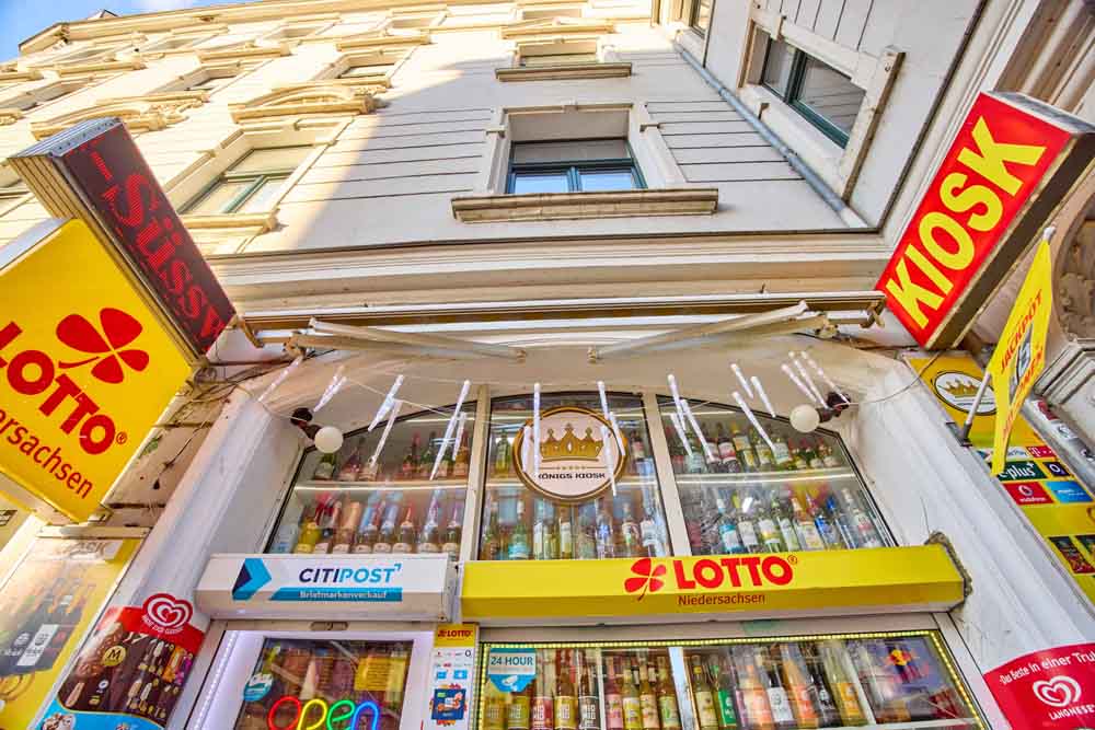 Kiosk auf der Königsworther Straße mit Flaschensortiment im Fenster