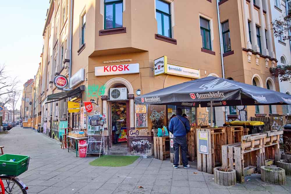 Pfarrland Kiosk in Linden-Limmer, mit Sitzbänken und Bücherkisten