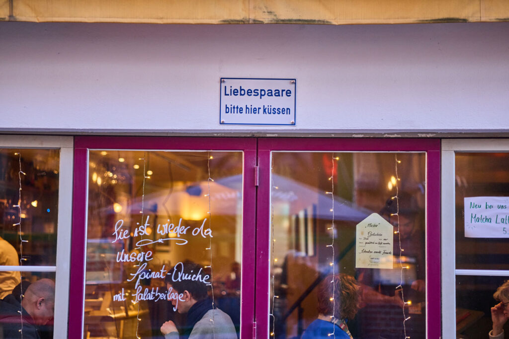 Hannover Living: Schild bitte küssen