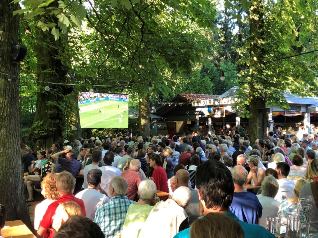 Biergarten Bischofshol, Fans beim Public Viewing