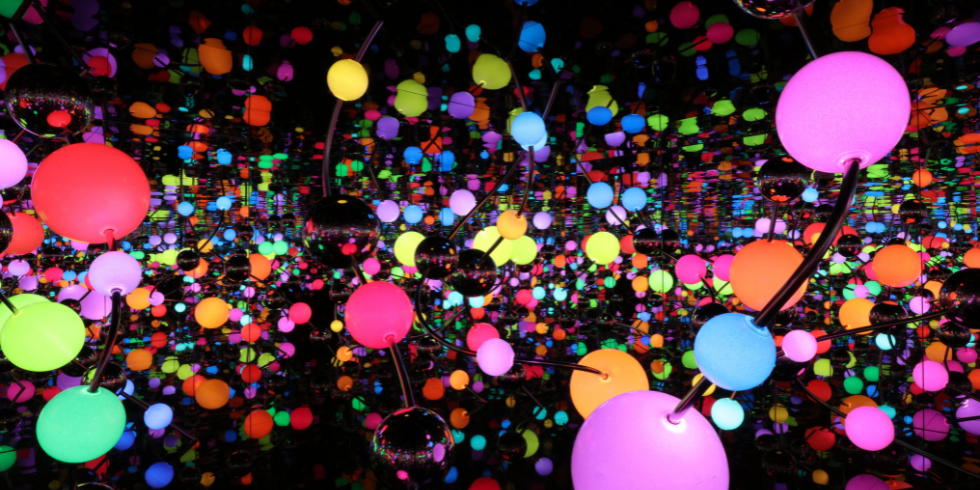 无限镜室--宇宙永恒的无限之光照亮了对真理的追求，2020 年，木材、金属、玻璃镜、塑料、亚克力板、橡胶、LED 照明系统、泡沫球、不锈钢球，296 × 622.4 × 622.4 厘米，LAS 艺术基金会，（c）草间弥生